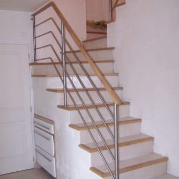 Rampe d'escalier avec main courante en bois